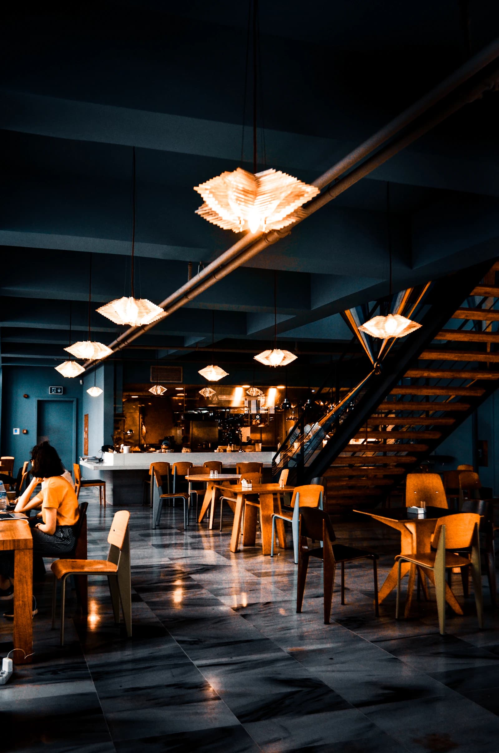 Suasana malam di Kupie Saoeng 79, Medan